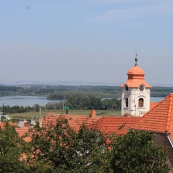 Pohled z terasy na místní kostel